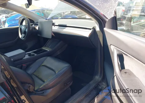 2022 Tesla Model Y Long Range Dual Motor All-Wheel Drive z USA, uszkodzony, nr VIN 7SAYGAEEXNF313769